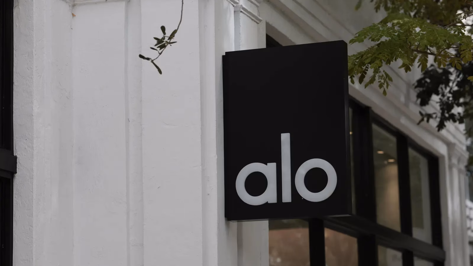 Is Alo Yoga available in the UK?