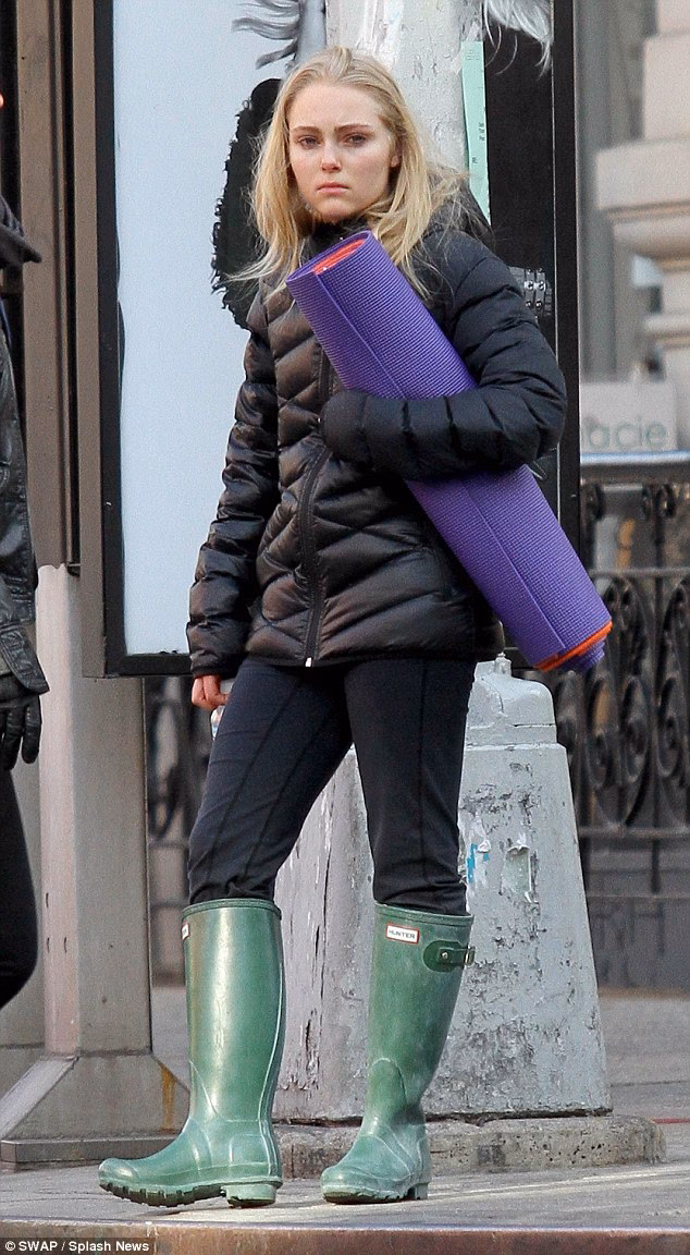 Does AnnaSophia Robb sing?