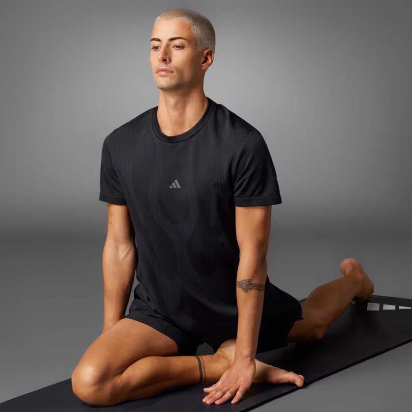 What is a black tee?