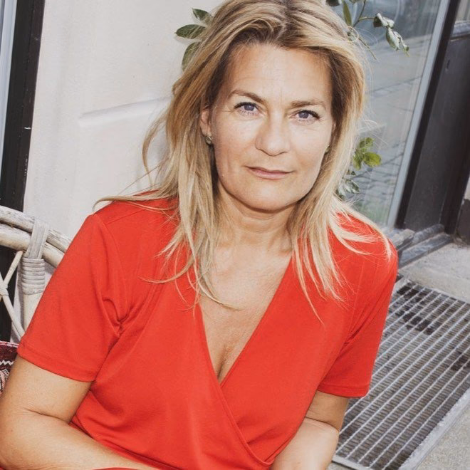 Does Angelina Jolie do yoga?