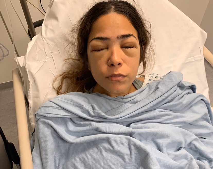 Is it okay to wear contact lenses in the sauna?