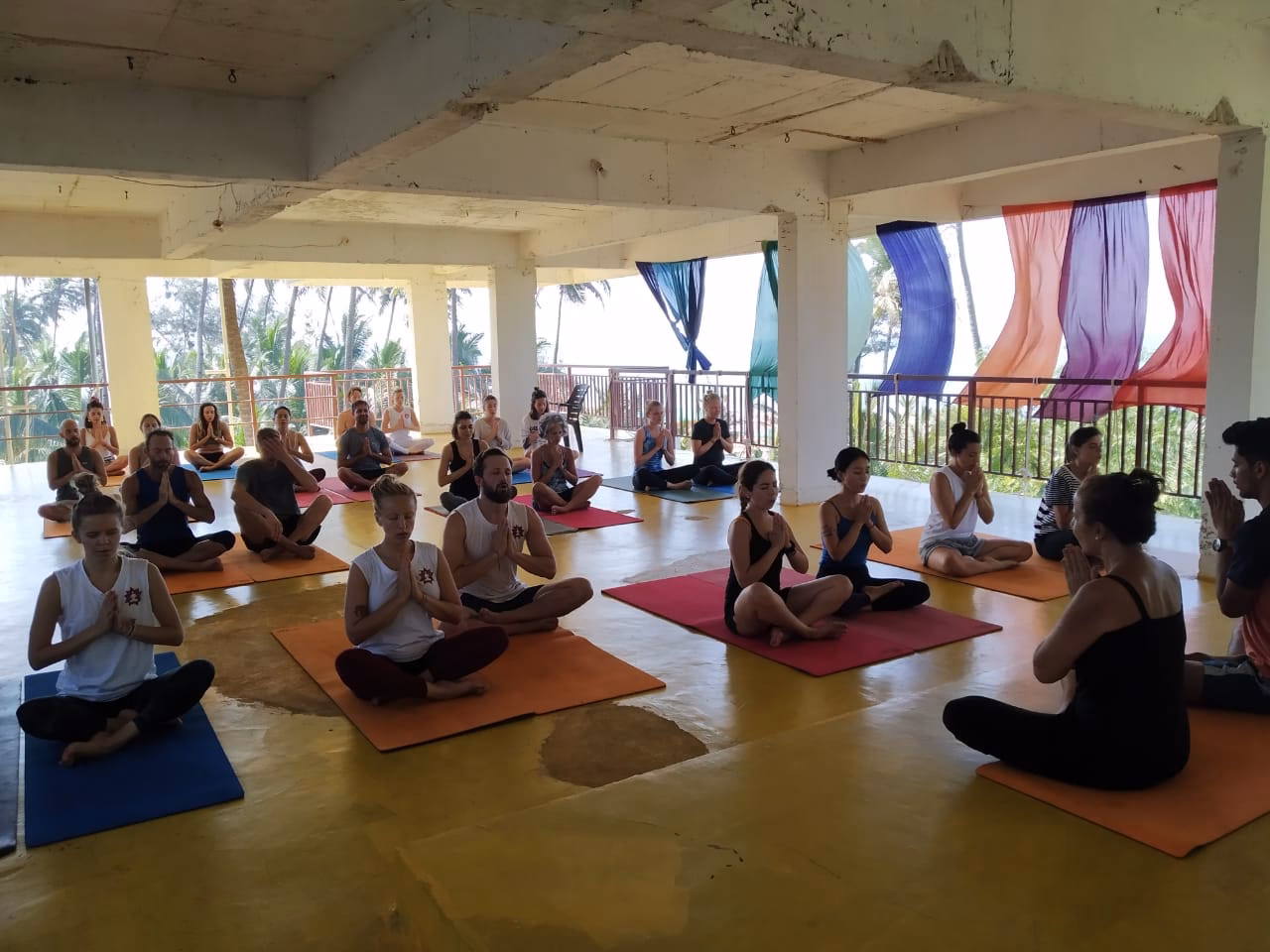 Wie lange dauert es, bis man eine Ausbildung zum Yogalehrer absolviert?