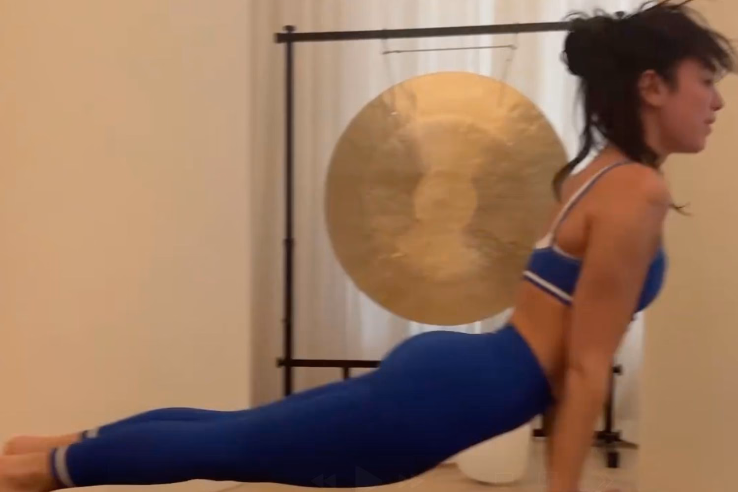 Does Dua Lipa do yoga?