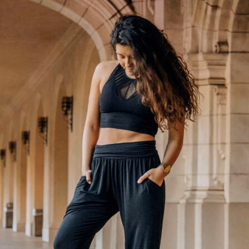 Can you wear flowy pants to yoga?