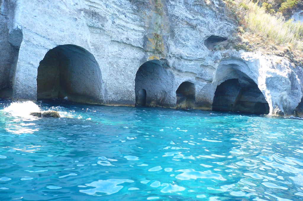 Qual è l'isola con le grotte di Pilato?