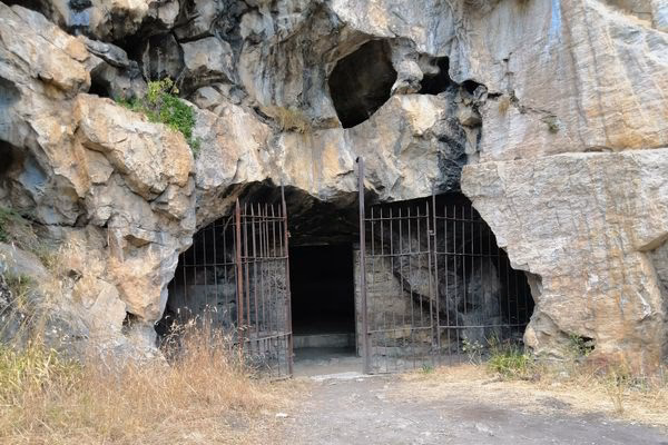 Come si possono visitare le grotte di Pilato?