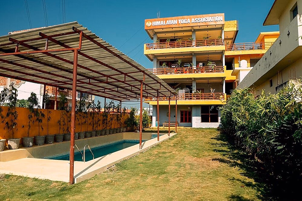 What is the Himalayan school of traditional yoga?