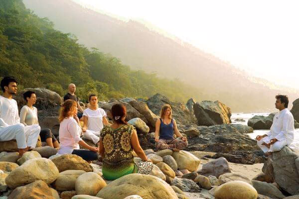 Which ashram is free to stay permanently in Rishikesh?