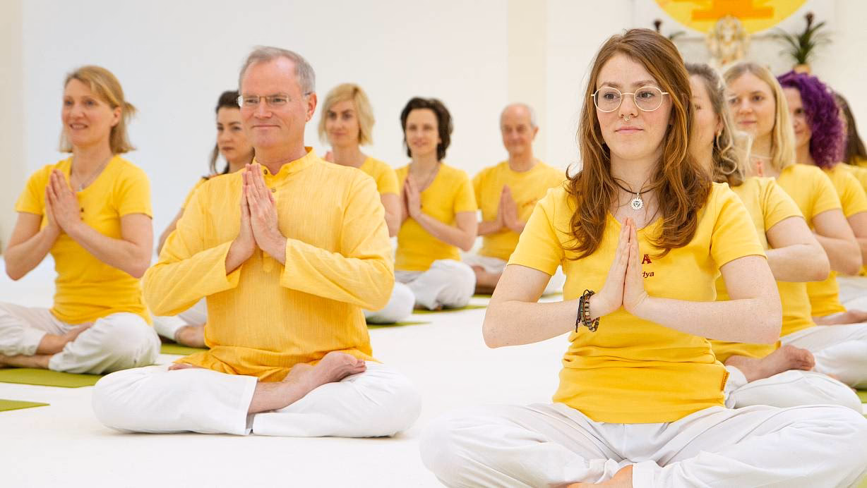 Wer steht hinter Yoga Vidya?