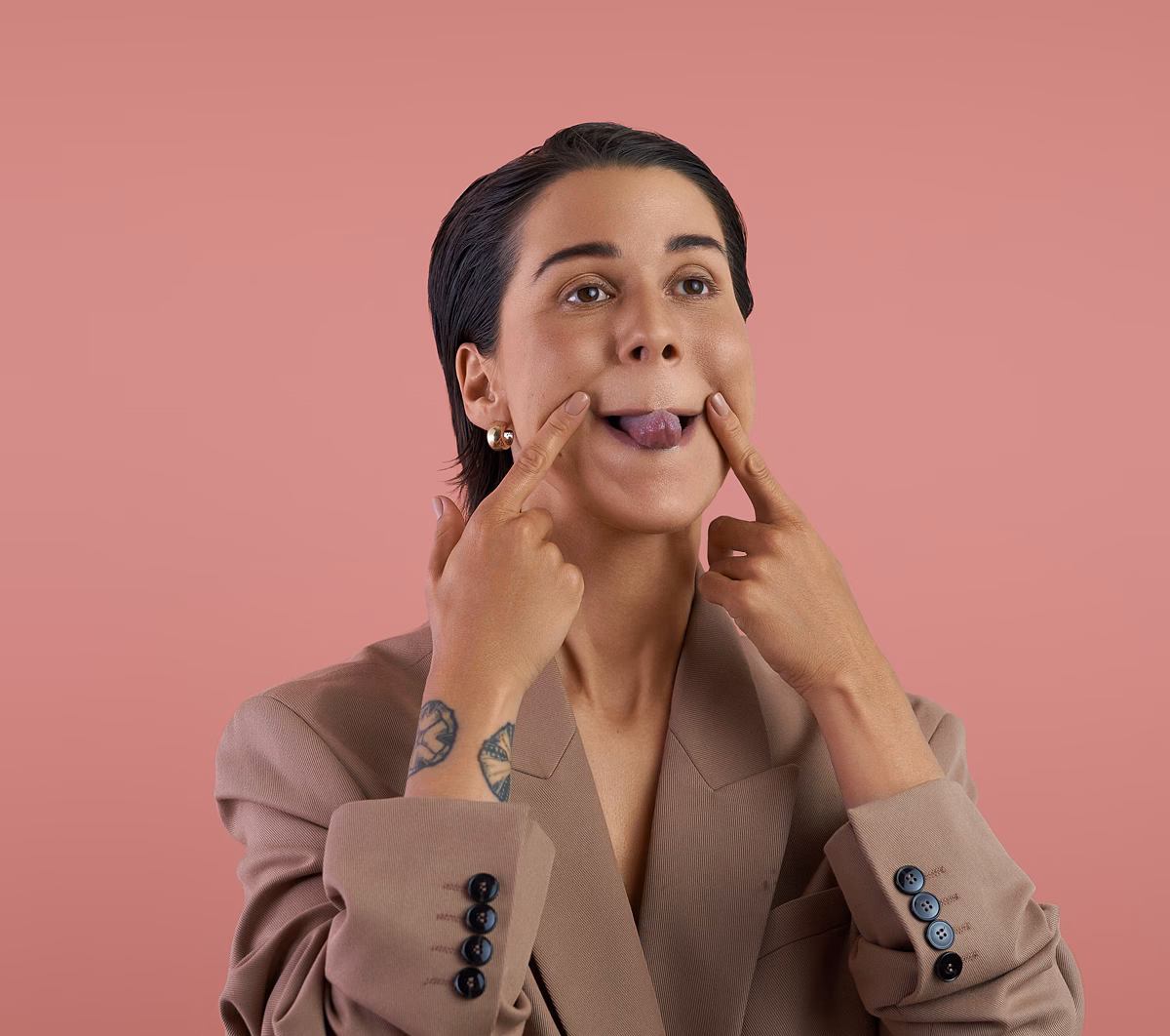 Hvordan strammer jeg min hud op i ansigtet?