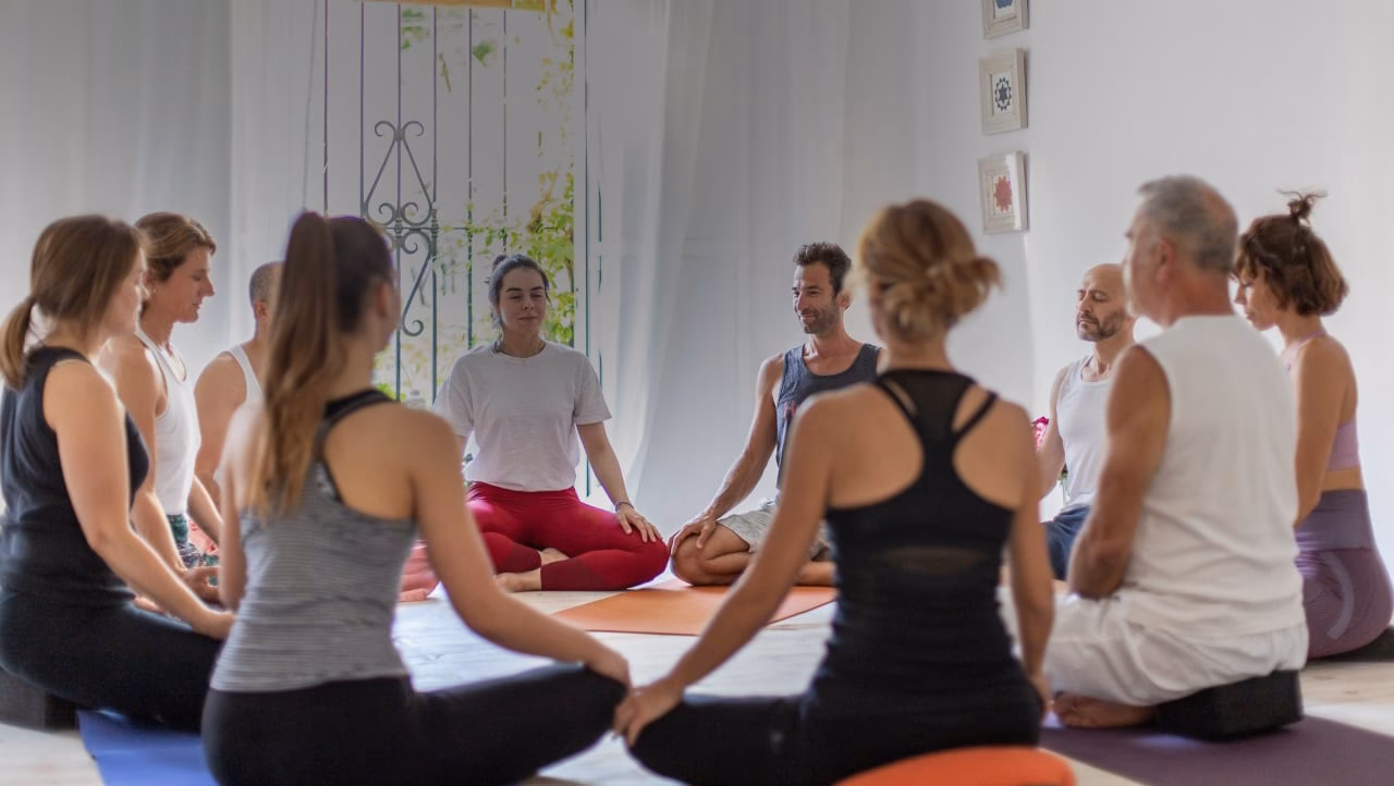 ¿Qué necesito para ir a una clase de yoga?