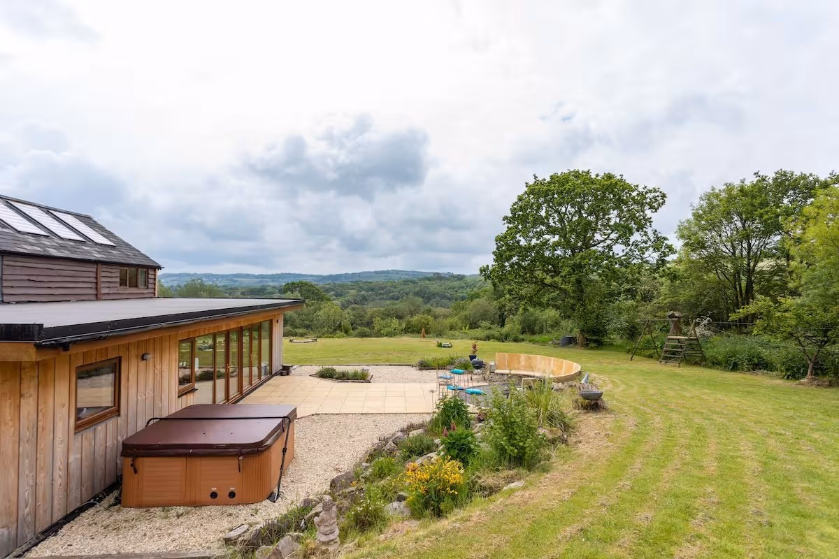 Are there ashrams in the UK?