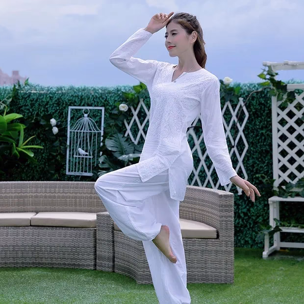 What do people in India wear for yoga?